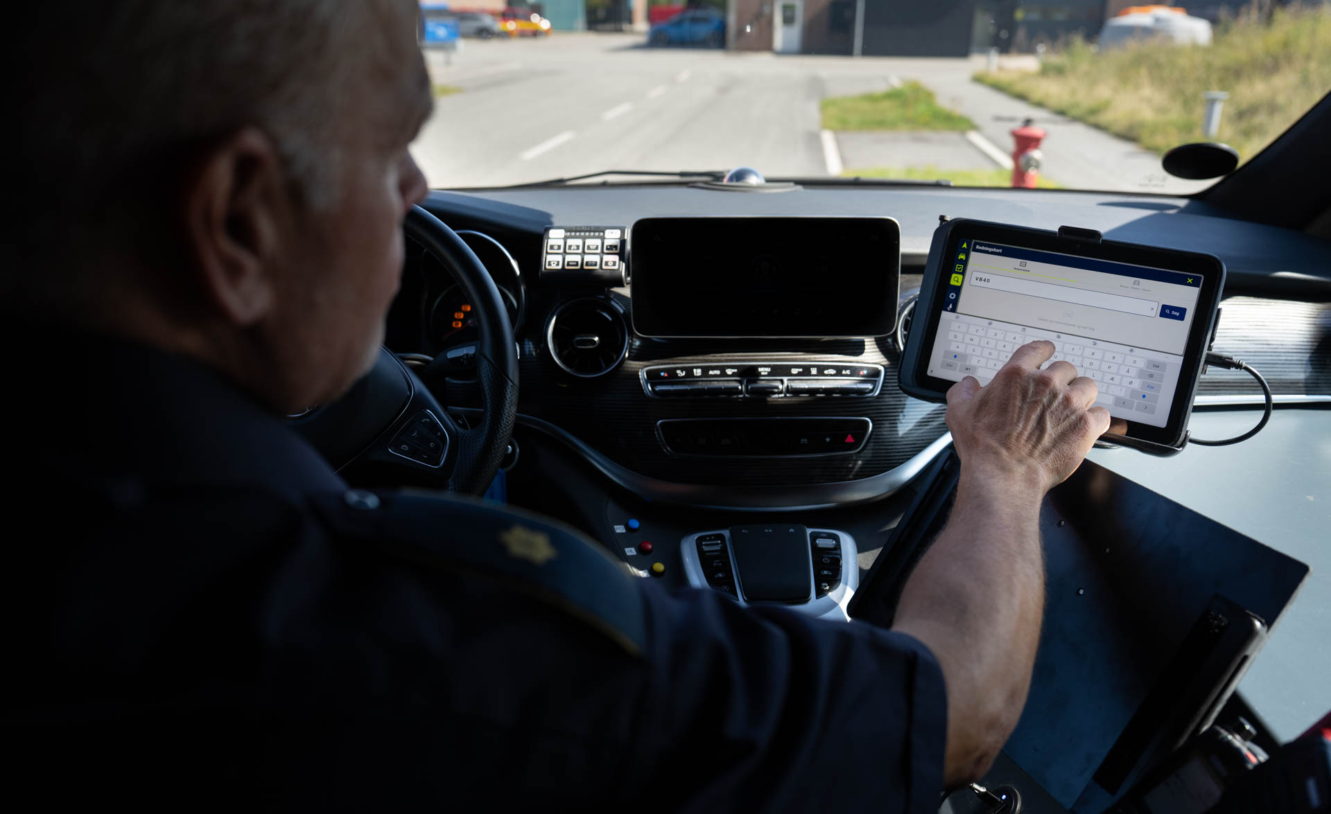Showing how fire and rescue teams use Rezilient Responder, an in-vehicle solution with navigation, a map displaying relevant information, incoming tasks, and real-time updates, and quick access to the rescue sheet directly in the vehicle.