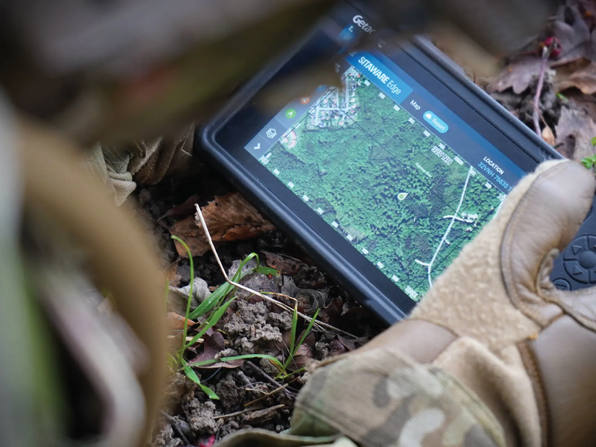 Soldat, der SitaWare Edge im Einsatz verwendet